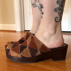 Adorable 70s inspired patchwork clogs 🤎🧡